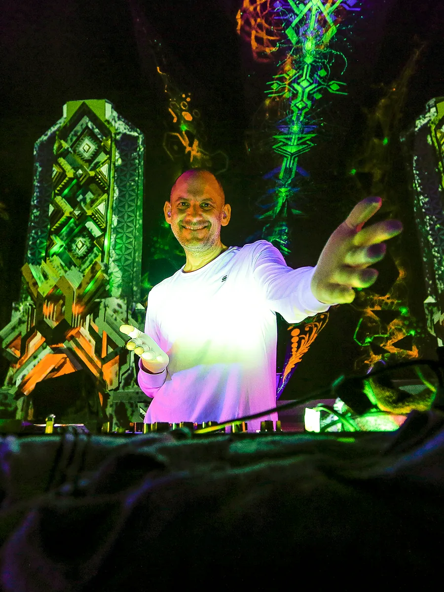 Electric Universe behind the decks