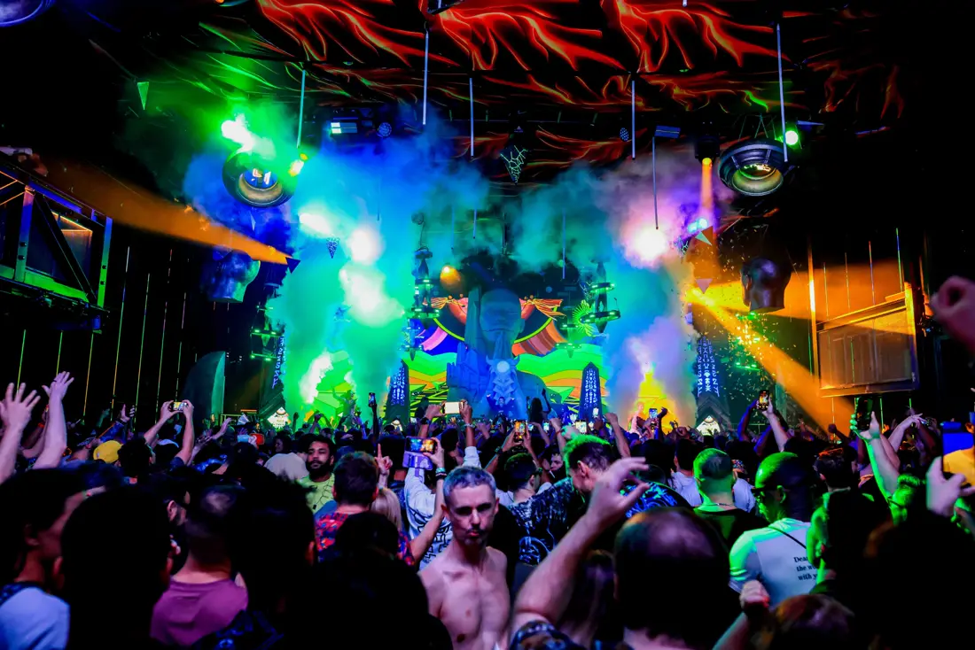 Green and blue lasers over the crowd at Solace.